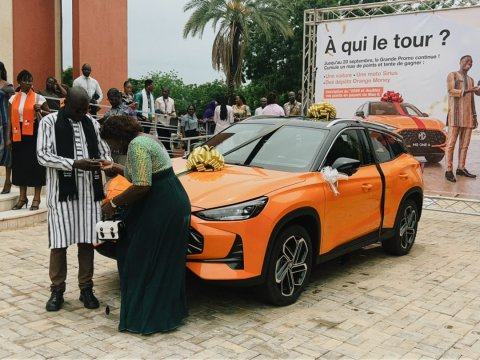 Grande promo Orange Money : Yaguinatou Ouédraogo remporte une voiture MG ONE